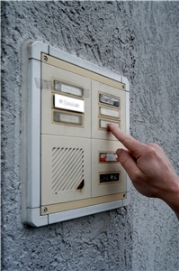 Betreutes Wohnen Eine Person drückt die Klingel an einer Haustüre